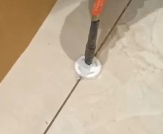和龙瓷砖空鼓维修公司专业解答瓷砖在铺贴过程中，如果没有涂抹均匀到位的粘结材料（如水泥砂浆或瓷砖胶），可能会导致以下问题